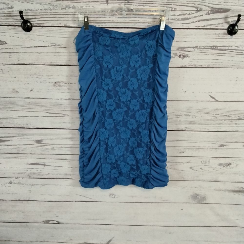 "Cross Over" woman's strapless dress